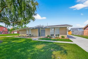 La Porte 4-BR: Office, Yard & BBQ - Image 2