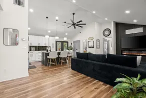 Spacious 3BR 3BA Home Modern Renovation - Image 2