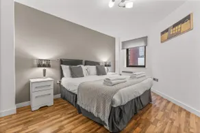 Spacious 2 Double Bedroom Apartment Near Manchester City Centre, Salford - Image 2