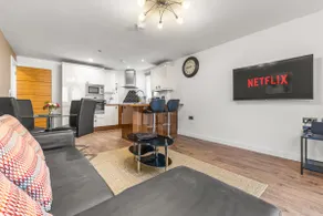Spacious 2 Double Bedroom Apartment Near Manchester City Centre, Salford - Image 4