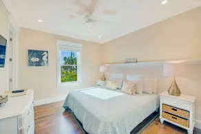 Tropical Hideaway - Luxury home near dining & beach - Image 4