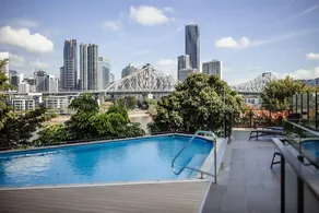Light-Filled 1BR | Prime New Farm Location - Image 5