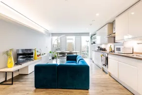 Modern and Stylish 2 Bedroom Flat With a Stunning View - Image 5