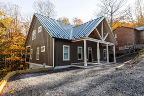 NF72: Brand New, Creekside home, 3 King Suites, - Image 2