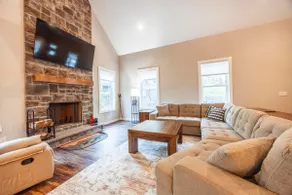 NF72: Brand New, Creekside home, 3 King Suites, - Image 4