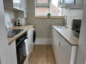 9 Minutes From Stanstead Airport - Sleeps 6 - Image 4