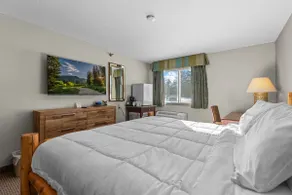 Nisswa Hotel & Suites – Cullen Lake Jacuzzi King - Image 3