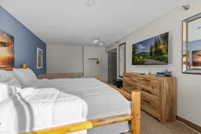 Nisswa Hotel & Suites – Cullen Lake Jacuzzi King - Image 5