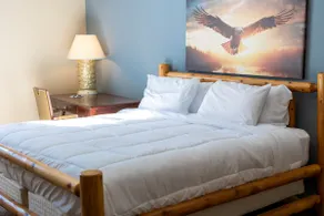 Nisswa Hotel & Suites – Cullen Lake Jacuzzi King - Image 4