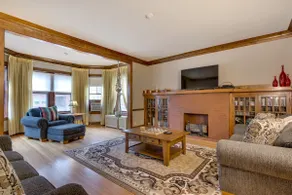 Beautiful Three Bedroom Apartment Near Loyola - Image 2