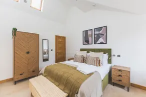 Elegant 1BDR Flat with Private Patio - Image 2
