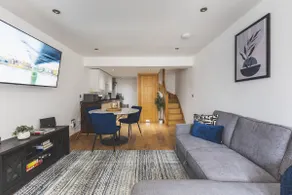 Elegant 1BDR Flat with Private Patio - Image 5