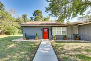On-site Creek & Spacious Yard: Family Gem in Royal - Image 2