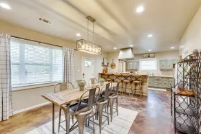 On-site Creek & Spacious Yard: Family Gem in Royal - Image 5