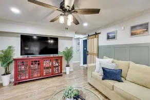 On-site Creek & Spacious Yard: Family Gem in Royal - Image 4