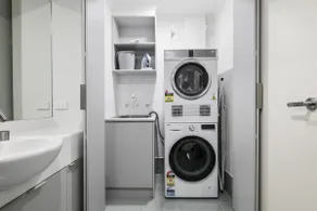 Spacious 3-Bed Apartment in Melbourne CBD - Image 5
