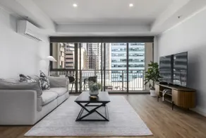 Spacious 3-Bed Apartment in Melbourne CBD - Image 2