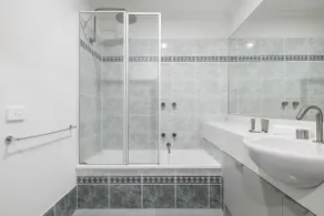 Spacious 3-Bed Apartment in Melbourne CBD - Image 4