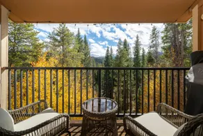 Elegant 2 bedroom, vaulted ceilings, renovated - Image 4