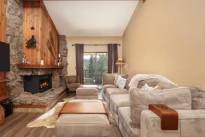 Elegant 2 bedroom, vaulted ceilings, renovated - Image 2