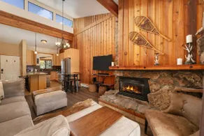Elegant 2 bedroom, vaulted ceilings, renovated - Image 3