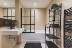 Elegant 2 BDR 2 Bath Apartment with Canal Views - Image 4