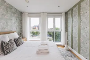 Elegant 2 BDR 2 Bath Apartment with Canal Views - Image 3