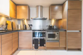 Elegant 2 BDR 2 Bath Apartment with Canal Views - Image 5