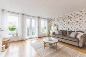 Elegant 2 BDR 2 Bath Apartment with Canal Views - Image 2