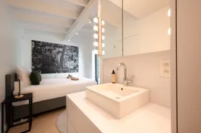 Exclusive Guesthouse in a green castle setting - Image 3