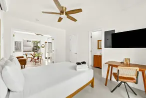 Sleek Kitchenette & Queen Bed - Image 5