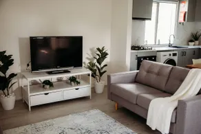 Modern Home - 2 min To CBD - near Lakes & Forests - Image 4