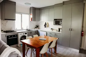 Modern Home - 2 min To CBD - near Lakes & Forests - Image 5