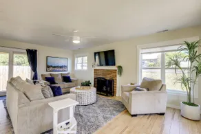 Walk to Dtwn Camas! Updated Home w/ Game Room - Image 2