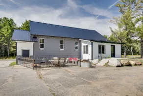 'the Townhall' Northwoods Retreat w/ Large Patio! - Image 5