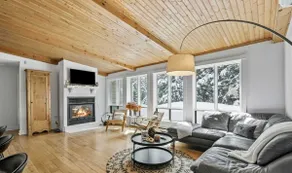 Lake - Spa - Pool Table - Chalet Ookpik - Image 2