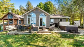 Lakeshore Sunsets - King Bed, Hot tub! - Image 3