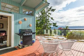 Wolf Beach Cottage by AvantStay | Harbor Views - Image 2
