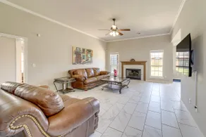Walk to Park & Pool, Broken Arrow Family Escape! - Image 2