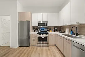3BR · Steps from McCormick · Balcony & Gym - Image 4
