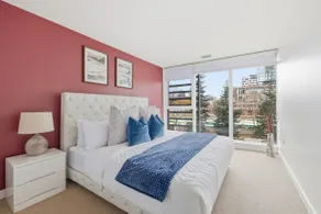 Lux 4BR Townhome, Walk to CN Tower with Parking! - Image 2