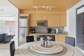 Lux 4BR Townhome, Walk to CN Tower with Parking! - Image 4