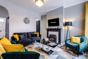Lovely 2 Bed Home, Perfect for Business, Sleeps 6! - Image 2