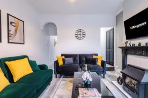 Lovely 2 Bed Home, Perfect for Business, Sleeps 6! - Image 5