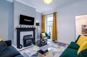 Lovely 2 Bed Home, Perfect for Business, Sleeps 6! - Image 4