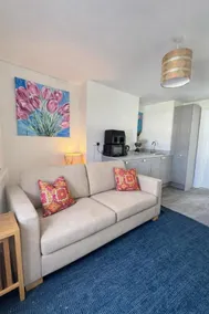 Convenient 1-Bed Apartment, Close to Beach & Shops - Image 2