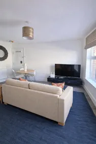 Convenient 1-Bed Apartment, Close to Beach & Shops - Image 4