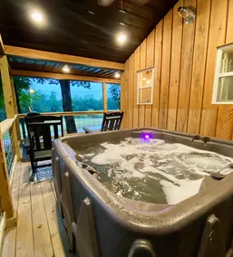Riverbend Nook: HOT TUB + Wi-Fi/Romantic Getaway - Image 4