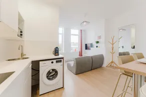 1-bedroom attic flat, close to the underground - Image 4