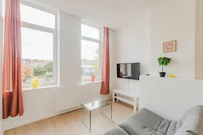 1-bedroom attic flat, close to the underground - Image 5